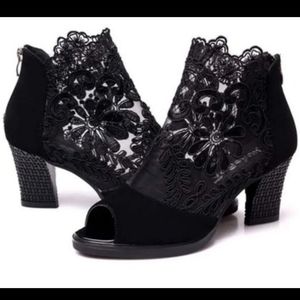 Women lace open toes shoes size 11